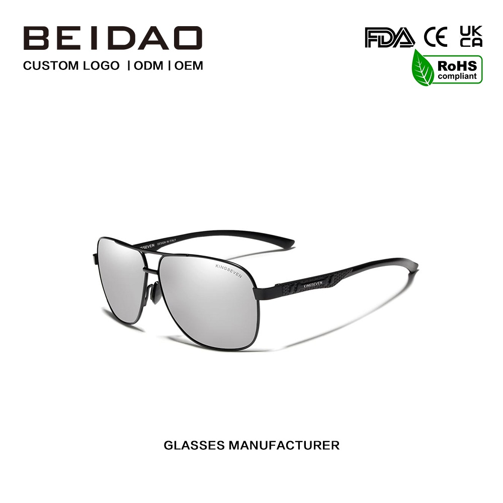 Diseinatzaile berria eskuz egindako eguzkitako betaurreko polarizatuak